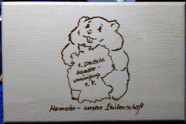 Logo Hamsterverein auf Kiefernholztruhe