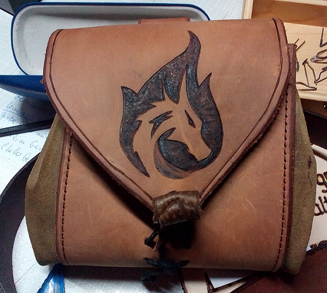 Ledertasche mit Drachen in der Flamme