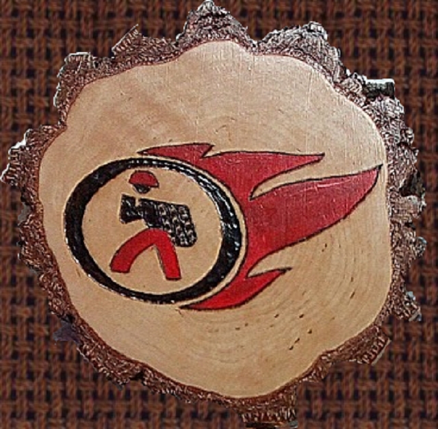 Firmenlogo auf Erlenholz